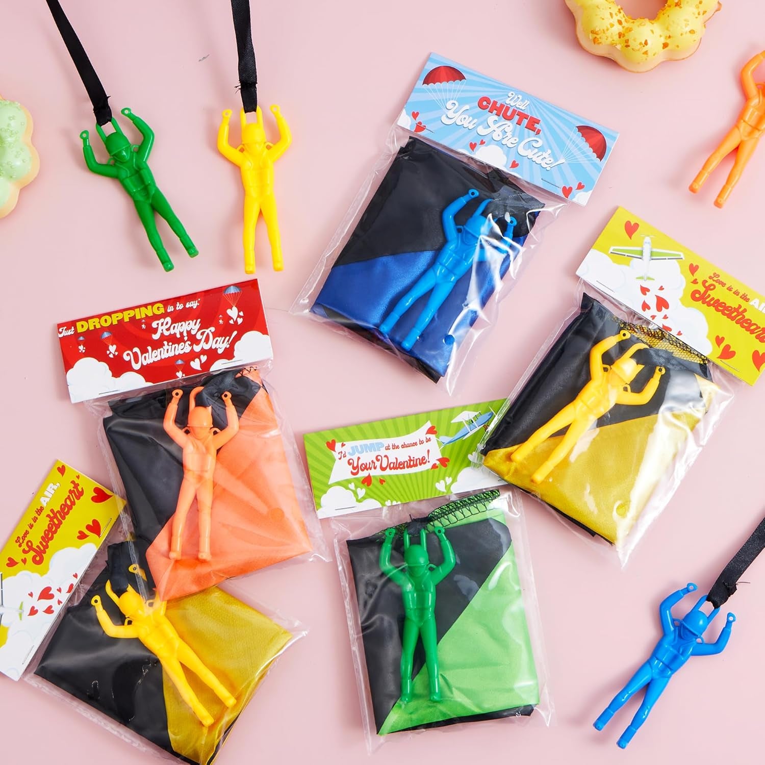 28 Pack Valentine'S Day Parachute Toy with Cards, Army Soldiers Guys, No Battery Throwing Hand Toy for Kids Party Favor, Valentine’S Greeting Cards for Boys Girls